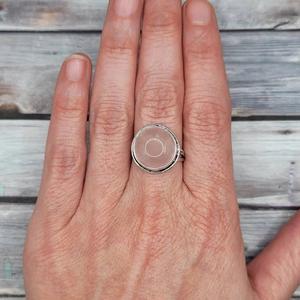 Anillo ovalado clásico de Plata de Ley 925 con cuarzo rosa, piedra natal de enero, ajuste de bisel, joyería de boda en rosa - Product Image 3