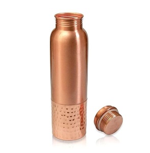 La artesanía tradicional se encuentra con el bienestar moderno: botellas de cobre puro, hechas a mano y listas para exportar. - Product Image 1