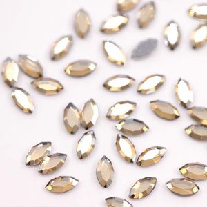 Cristalli <span class=keywords><strong>Swarovski</strong></span> 2200 HF Navette Originali per Creare Effetti Brillanti Straordinari per Decorazioni di T-shirt Personalizzate e Design di Cappotti Casual - Product Image 1