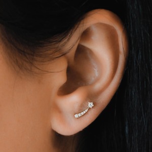 Boucle d'oreille unique en or 14 carats avec diamant véritable, motif étoile filante, design céleste gradué, or blanc, jaune et rose, bijou de valeur sociale - Product Image 1