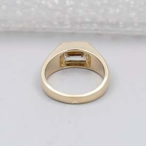 Bague de fiançailles pour homme en or jaune, taille émeraude, sertie de diamants solitaires à clos serti, bande lisse, certifiée IGI - Product Image 4