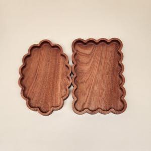 Elegante borde festoneado redondo de madera de nogal nueva bandeja hecha a mano de madera de acacia natural en forma de plato floral para aperitivos postres Decoración - Product Image 6