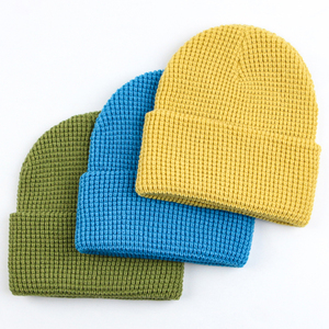 Gorro de acrílico suave de color sólido al por mayor, gorros cálidos de invierno con logotipo personalizado, gorros de gofres en blanco, gorros unisex de jacquard - Product Image 1