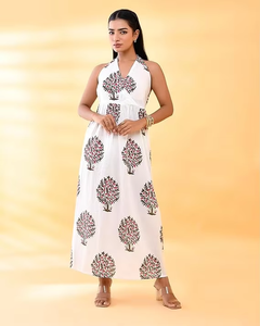 Robe longue blanche de style ethnique avec des fleurs imprimées à la main en crêpe de soie et un dos nu. - Product Image 6