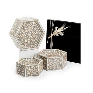 Juego de 3 soportes para tartas de diferentes tamaños Diseño maravilloso Soporte de chocolates nácar a precio asequible - Product Image 1