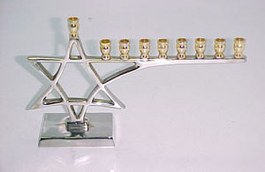 Menorá de Lujo Premium, Portavelas Único de Latón, Estilo Americano e Israelí, Menorá para Decoración del Hogar, Fiestas y Bodas - Product Image 5