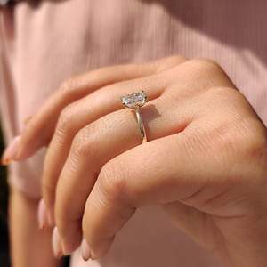 Anillo de Diamantes con Esmeralda Estilo Solitario - Product Image 2