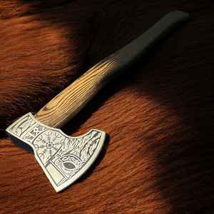 Hacha Vikinga Hecha a Mano de Primera Calidad, Hacha de Supervivencia con Mango de Madera para Acampar, con Funda, Grado Industrial - Product Image 5