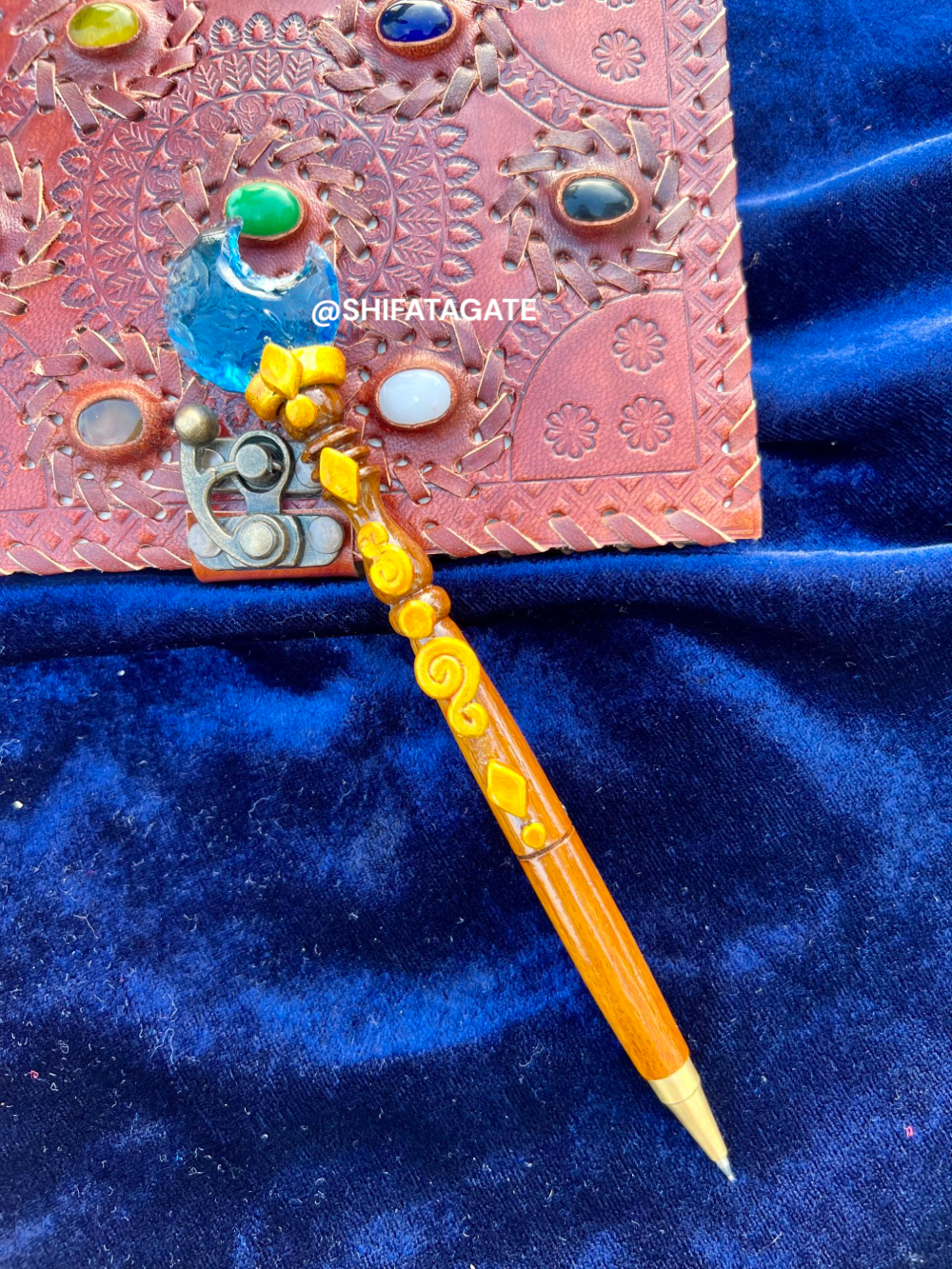 สีน้ำตาล