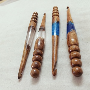 ที่กำหนดเองทำไม้และเรซินผสมถักตะขอในโปร่งใสและสีฟ้าเรซินสีเหมาะสำหรับเข็มทำงานอุปทานร้านค้า - Product Image 4