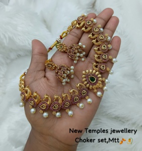 Conjunto de Gargantilla Tradicional Chapada en Oro de Calidad Superior con Gotas de Perlas y Pendientes Jhumka a Juego, Joyería de Boda - Product Image 2