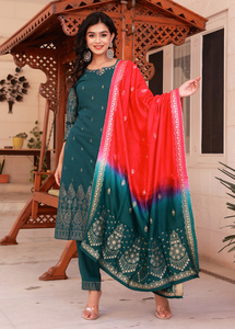Ensemble Kurta, pantalon et dupatta en rayonne verte élégante pour femmes, idéal pour toutes les occasions, prix de gros - Product Image 3