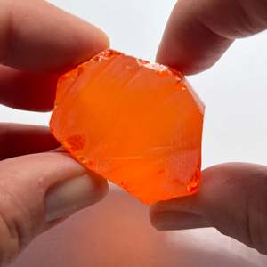 Pierre précieuse bleue de 8 mm en zircone cubique Papaya foncé, créée en laboratoire, avec effets lumineux - Product Image 2