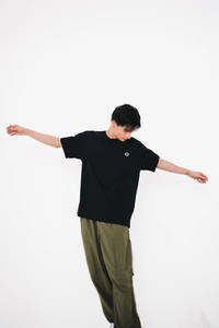 T-shirt à col rond en coton lourd noir pour homme en gros, coupe décontractée, manches courtes, style minimaliste pour les collections de vêtements masculins modernes - Product Image 3