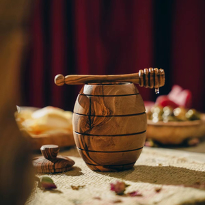 Pot à miel en bois fait main personnalisable pour une utilisation en cuisine, offrant un look rustique et charmant pour servir le miel au quotidien - Product Image 1