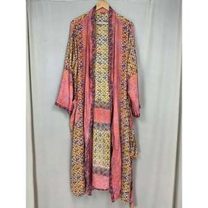 Kimono Bohemio Vintage Chic de Seda Reciclada para Mujer, Túnica de Sari para Playa, Resort, Dama de Honor, o Cubre Traje de Novia - Product Image 6