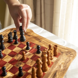 Échiquier en bois rustique à bords naturels avec tuiles rouges, plateau de jeu de forme irrégulière 28–64 cm, vente en gros - Product Image 4