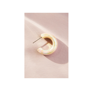 Pendientes de resina y latón Pendientes de tuerca chapados en oro con incrustaciones de ajuste Fábrica al por mayor para fiestas - Product Image 5