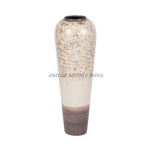 Vases en métal de luxe Décoration intérieure contemporaine argentée élégante avec forme ovale unique et design côtelé frappant en bois - Product Image 2