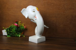 Statue de Ganesh en résine blanche pour la décoration intérieure, figurine Veena en marbre, artisanat moderne de Ganpati jouant de la Veena Nirmala - Product Image 3