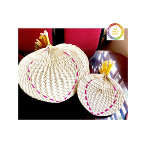 Eleve la estética de su hogar con un abanico de bambú que combina belleza cultural y función decorativa - Product Image 1