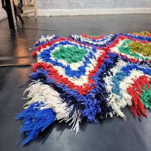 Tapis de créateur blancs pour la décoration du salon et du jardin Beau Capret abstrait à motif noir - Product Image 1