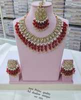 Parure de bijoux ethniques plaqué or antique en alliage avec zircon cubique et cristal, comprenant collier ras-de-cou, boucles d'oreilles pendantes et mangtika, idéale pour fiançailles et mariage, cadeau