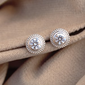 Boucles d'oreilles de créateur en argent minimaliste avec lunette ronde Moissanite Push Back Daily Wear Accessories - Product Image 3