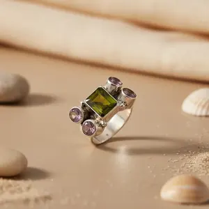 Anillo de Plata 925 para Mujer con Incrustaciones de Peridoto y Amatista, Diseño Abierto Ajustable, Joyería Privada con Licencia 'IS' - Product Image 2