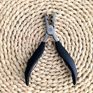 Pinza de 5.7 Pulgadas 2 en 1 con Mango Negro y Ranuras Planas de 3mm y 5mm para Extensiones de Cabello Pre-Adheridas - Product Image 3