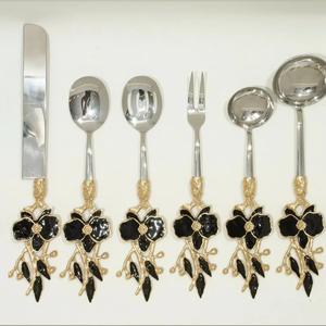 Ensemble de couverts à tête en argent avec poignée florale en laiton doré et résine noire pour panier de cadeaux de villégiature et d'hôtel fabriqué à la main en Inde - Product Image 1
