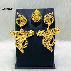 Magnifiques boucles d'oreilles plaquées or à la mode Design de fleurs mignonnes pour les mariages, les fêtes et les fiançailles en laiton - Product Image 1