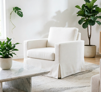 Fauteuil blanc de style farmhouse moderne, base à jupe, tissu texturé, fraîcheur instantanée