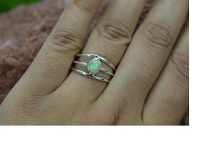 Bague chrétienne en opale éthiopienne en argent sterling 925 pierres précieuses naturelles Style bohème minimaliste écologique fait à la main réglable - Product Image 4