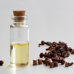 Fabricante de Aceite Esencial de Clavo con Certificación GMP ISO, Aceite Orgánico Destilado al Vapor de Indonesia, Venta al por Mayor para la Industria Cosmética - Product Image 1