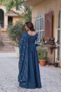 Vêtements ethniques à la mode robe Anarkali pour les occasions de mariage et de fête des femmes porter aux prix de gros de l'Inde - Product Image 3