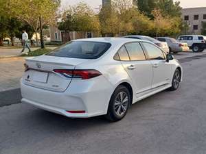 รถยนต์โตโยต้าแคมรี่ไฮบริด LE AWD ปี 2022 สภาพดีเยี่ยม เบาะหนัง 5 ที่นั่ง ระบบควบคุมความเร็วอัตโนมัติ ไฟหน้าแบบฮาโลเจน กล้อง 360 องศา ระบบพาโนรามา - Product Image 3