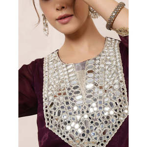 Conjunto Coordinado Indo Occidental para Mujer, Chiffon Color Vino Brillante, Kurta con Parche Bordado en el Cuello, Pantalones Palazzo Tres Cuartos, Estilo Indo Occidental - Product Image 2