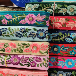 Elegante encaje bordado floral con intrincado diseño vibrante colorido para la moda y decoración del hogar artesanía para zapatos y bolsos - Product Image 1