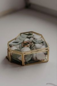 Joyero de Vidrio con Acabado Dorado, un Elemento Decorativo Premium para Exhibir Joyas con una Elegancia Inigualable - Product Image 3