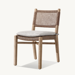 Silla individual de madera de teca con detalles de ratán sin brazos para uso en exteriores, como en el jardín o en la terraza. - Product Image 2