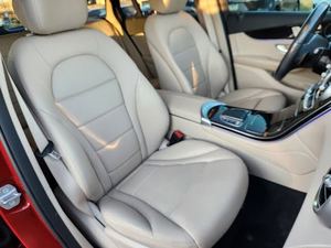 รถยนต์มือสองปี 2021 รุ่น GLC SUV 4MATIC CROSSOVER สีแดง ระบบขับเคลื่อนสี่ล้อ 255 แรงม้า ประหยัดน้ำมัน ระบบเกียร์อัตโนมัติ - Product Image 3