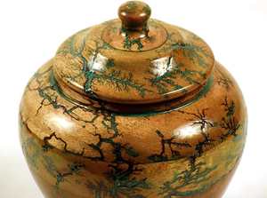 Urne funéraire en bois de rose gravée sur les bords, urne commémorative en bois artisanale pour les cendres humaines - Product Image 6