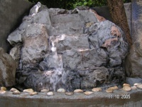 KNT Creations Grande Fontaine d'Angle en Pierre Texturée Effet Cascade, Faite à la Main en Fibre de Verre, Résistante aux Intempéries, Ornements de Jardin en Granit