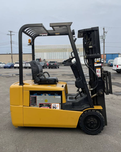 Chariot élévateur électrique Caterpillar EP20KT 2005 à 3 roues avec une capacité de 3950 lb - Product Image 4