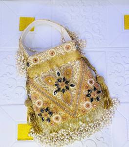 Bolso de Fiesta Étnico Hecho a Mano con Bordado Potli Batua, Patrón de Cuentas y Piedras, Cierre con Correa Dori, Forro de Algodón, Capacidad de 1-1.9L - Product Image 5