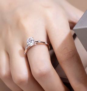 Anillo de Boda Ovalado de Lujo Único Goldstones con Moissanita, Chapado en Plata de Ley 925, Engaste de 5x7mm 1ct, Certificado IGI, Venta al por Mayor - Product Image 2