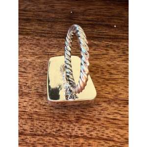 Anillo Navajo Hecho a Mano con Turquesa Kingman y Plata de Ley, Joyería Cultural Coleccionable, Talla 5.75 - Product Image 3