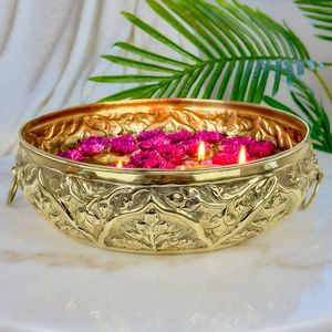 Urli de metal decorativo con arte floral en relieve adecuado para hoteles, hogares, templos o decoración de interiores de lujo - Product Image 1