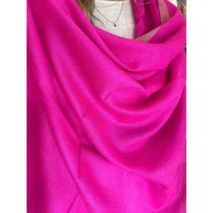 Écharpe en laine rose fluo avec broderie de logo personnalisé, longue écharpe en cachemire imprimée, design tendance pour la saison hiver et printemps - Product Image 4